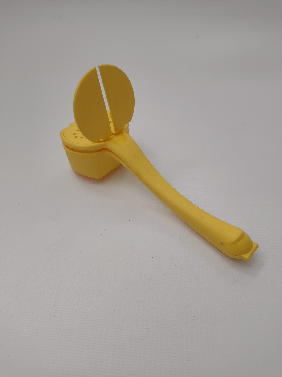 Tupperware Butter Up Corn On The Cob Hugger W/ Salt And Pepper Shaker