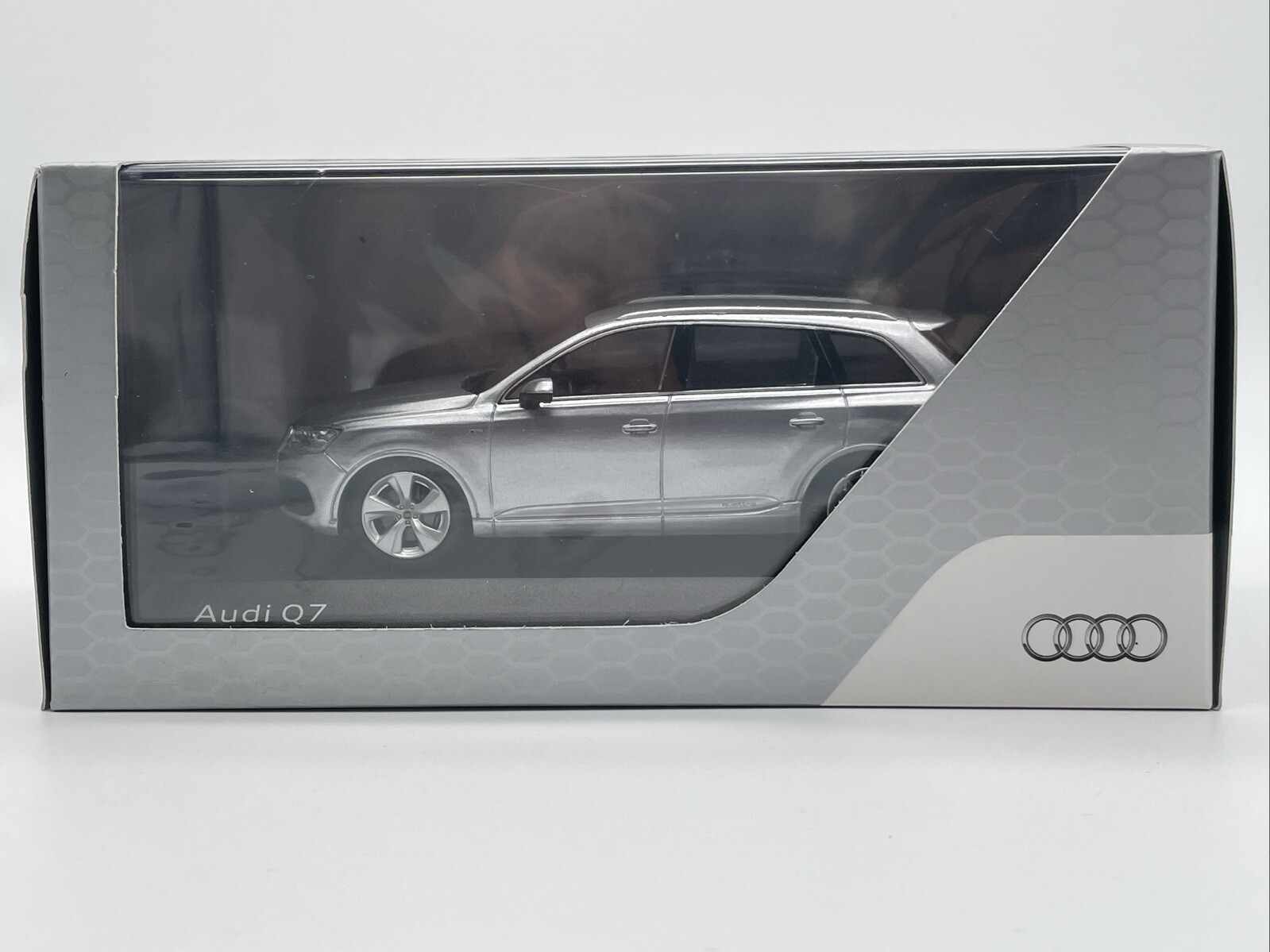 Audi Q7 2015 1/43 Spark miniature de collection en résine gris graphite