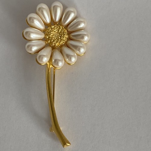 Vintage Givenchy Daisy Flower Pin Brooch Pearls Gold 3.6” L x 1.6” W RARE - Picture 4 of 11
