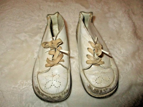 Vintage~Scarpe bianche per bambini~Baby Jumping Jacks~pelle~graffiate~anni '60 - Foto 2 di 9