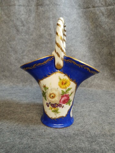 Porcelana de Versalles, Cesta de Porcelana, 9" de Alto, Azul con Flores y Dorado - Imagen 3 de 7