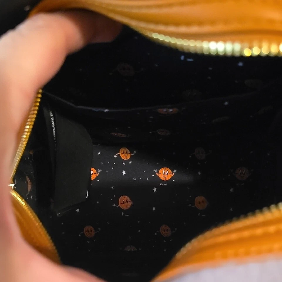 Mini mochila lenticular Loungefly Marvel Loki TVA Multiverse Foto 2 de 4