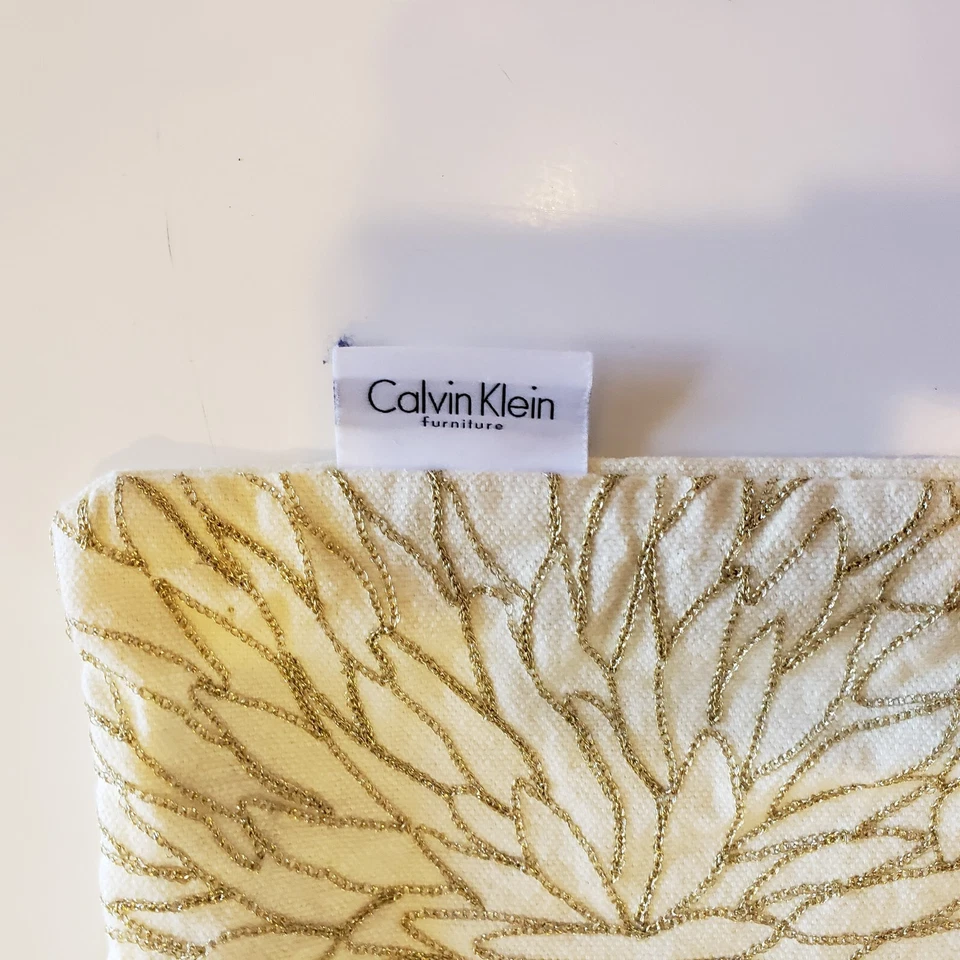 Fundas de almohada Calvin Klein CANTIDAD 2 flores de hilo metálico dorado amarillo pálido Foto 3 de 4