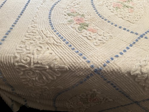 Vintage Chenille Bedspread 102” x 90” Full Size - Pastels - Beautiful Condition - Afbeelding 4 van 15