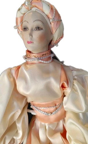 Vintage Porzellan Puppe Creme und Pfirsich Satin Outfit mit Turban Wanda 21 in LESEN - Bild 2 von 7