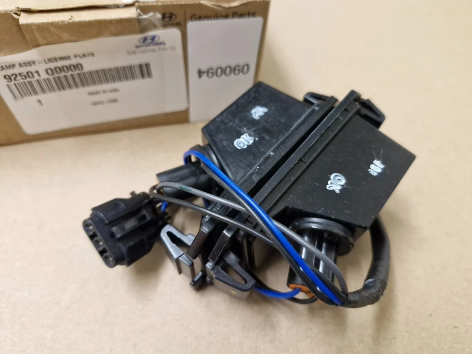 Hyundai i20 MK3 Rear Bumper Number Plate Light Set 92501Q0000 2021-on Genuine - Image 3 of 4