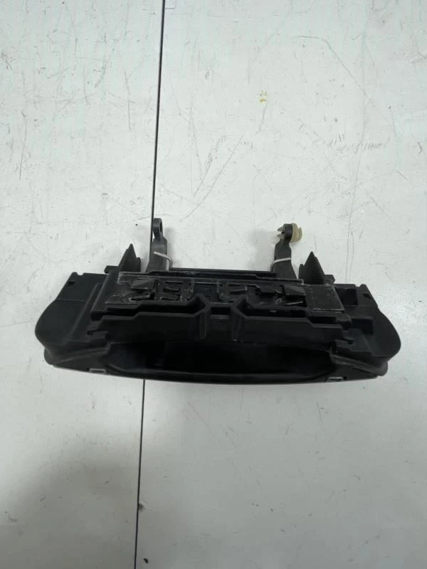 Audi A4 2007 sedán puerta trasera derecha manija exterior OEM+ (gris cuarzo metálico) Foto 2 de 4