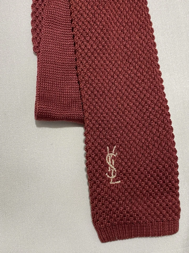 Corbata de extremo cuadrado para hombre Yves Saint Laurent 100 % algodón rojo borgoña Foto 2 de 4