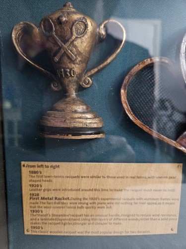 Raqueta de tenis The History of The Tennis Decoración de pared 20,5 L x 11 1/4 H Multicolor - Imagen 8 de 11