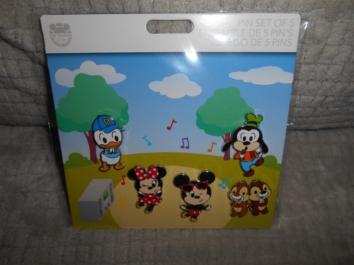 MICKEY MOUSE AND FRIENDS SÜSSES ANSTECKNADEL-SET NEU IN VERPACKUNG NEU KAWAII KUNSTSTIL FÜNF ANSTECKNADELN