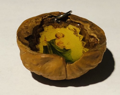 Unique Walnut religious pendant - Picture 1 of 6