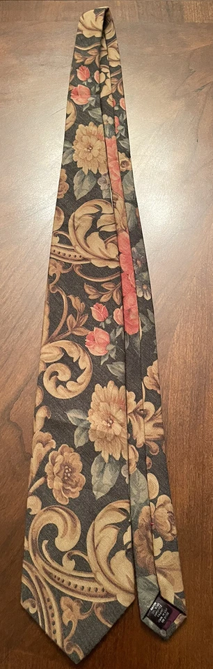 Gravata masculina de tecido importado floral estrutura feita nos EUA - Imagem 3 de 4