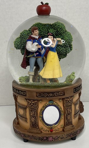 Disney Store Snow White and the Seven Dwarves Snow White & the Prince Snow Globe - Picture 2 of 12