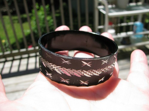 VINTAGE SELTEN KINDER PUPPENGRÖSSE GEÄTZTE EMAILLE SCHWARZ ALUMINIUM ARMREIF ARMBAND 3/4" LÄNGE - Bild 2 von 4
