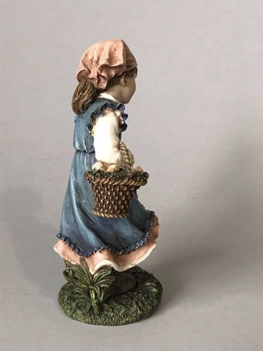 Girl figurine, small girl figurine, girl with scar, girl with basket, girl gift - Picture 6 of 9