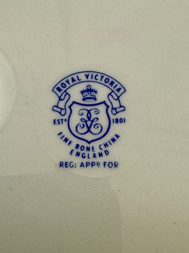 Plato de ensalada vintage Royal Victoria Fine Bone China rosa azul flores 8" - Imagen 3 de 3