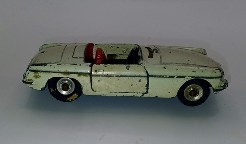 VINTAGE DINKY TOYS 113 MGB SPORTS CAR OFF WHITE WITH DRIVER DIECAST CAR - Picture 2 of 2