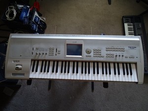 KORG TRITON STUDIO 61 シンセサイザー　音源モジュール KORG TRITON 61 シンセサイザー 音源モジュール