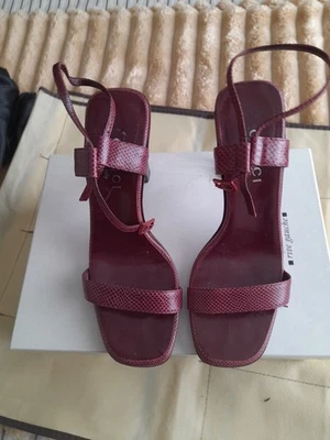 Ladies Red Gucci Sandals UK 6 EU 39 - Image 1 of 4