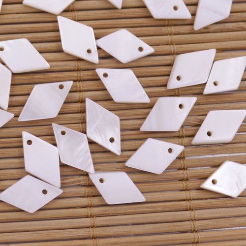 50 PEZZI Ciondoli Charm Madreperla Bianco Naturale Conchiglia Rombo 8mmx14mm - Foto 3 di 12