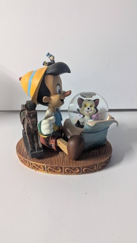 Walt Disney Exclusive Pinocchio, Figaro & Jiminy Cricket Water Globe - Picture 2 of 9
