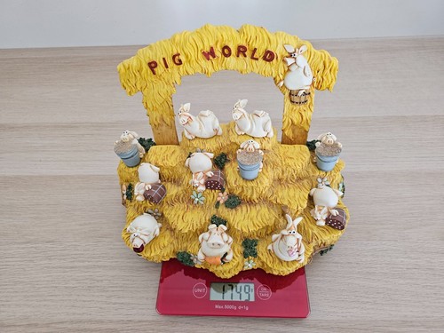 VINTAGE P. CHIARI MINIATURE PIG WORLD STAND & 11 PIG FIGURINES - Picture 9 of 23