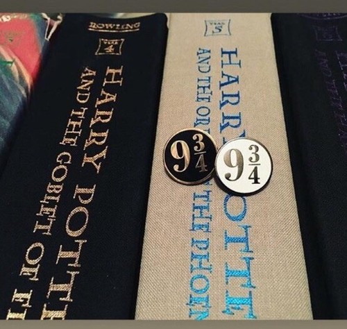Harry Potter Lapel Pin Badges Kings Cross, Platform 9 & 3/4, Wizards, JK Rowling - Picture 4 of 5