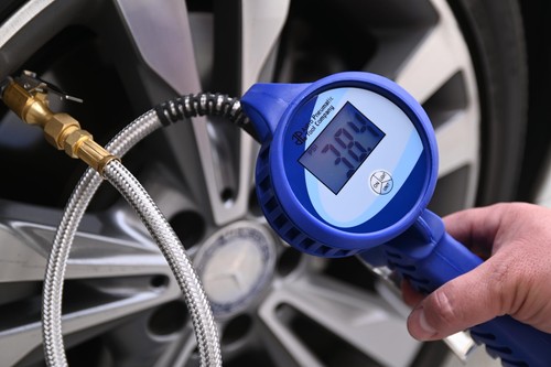 Astro 3018 Digital Tire Inflator with Backlit LCD and Stainless Hose - Picture 5 of 5