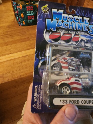 2003 Muscle Machines '33 Ford Coupe Red, White & Blue 03-42 New on Card - Picture 3 of 6