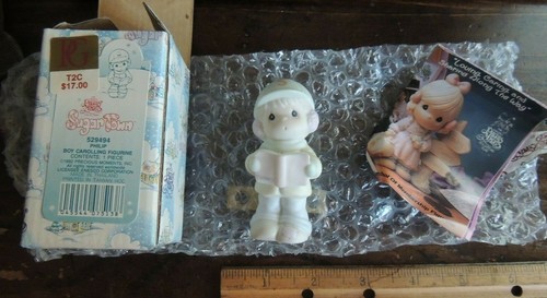NEW 1992 Precious Moments Sugar Town Philip Boy Caroling Figurine 529494 w/ Box - Afbeelding 1 van 12