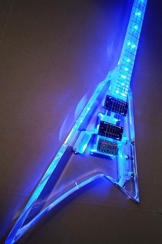 Gute Qualität Acryl E-Gitarre mit blauem LED-Licht klar V 6-Saiten - Bild 1 von 5