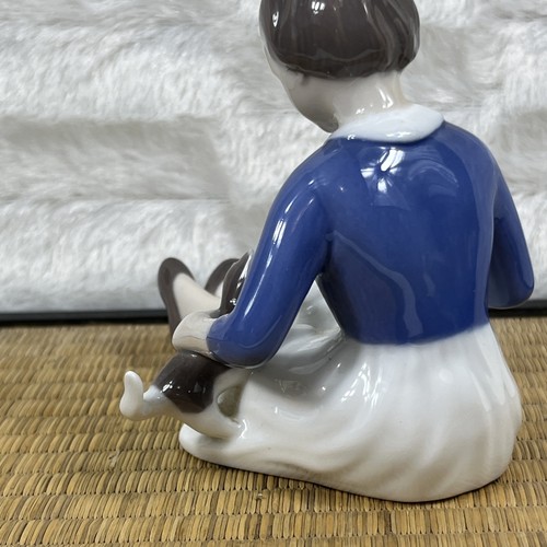 Vintage Hallmarked porcelain B & G Copenhagen Denmark girl w/dog and cat #2333 D - Picture 9 of 11