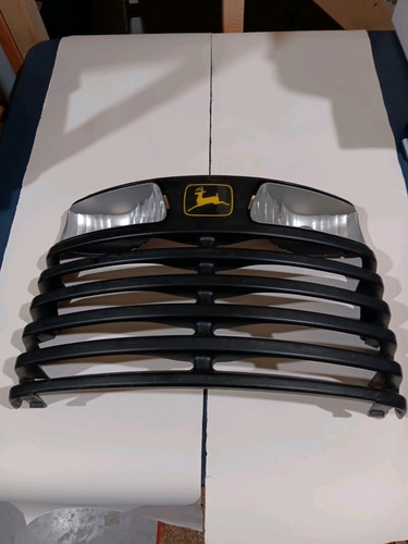John Deere Kühlergrill AM131661 LT133 LT150 LT155 LT160 LT170 LT180 LT190 - Bild 7 von 8