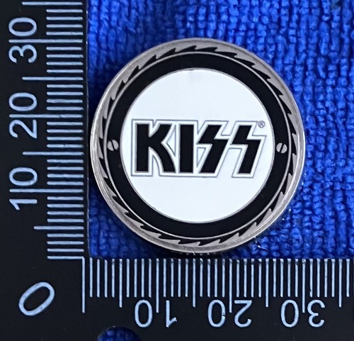 Beso - Logo Buzzsaw - Blanco y negro - Insignia prendedor 2007 - Mercancía oficial de beso