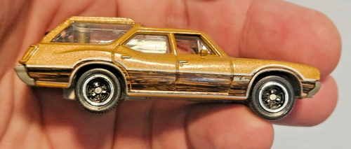 Matchbox 2009 Oldsmobile Vista Cruiser Station Wagon 1971 loose diecast - Picture 2 of 5