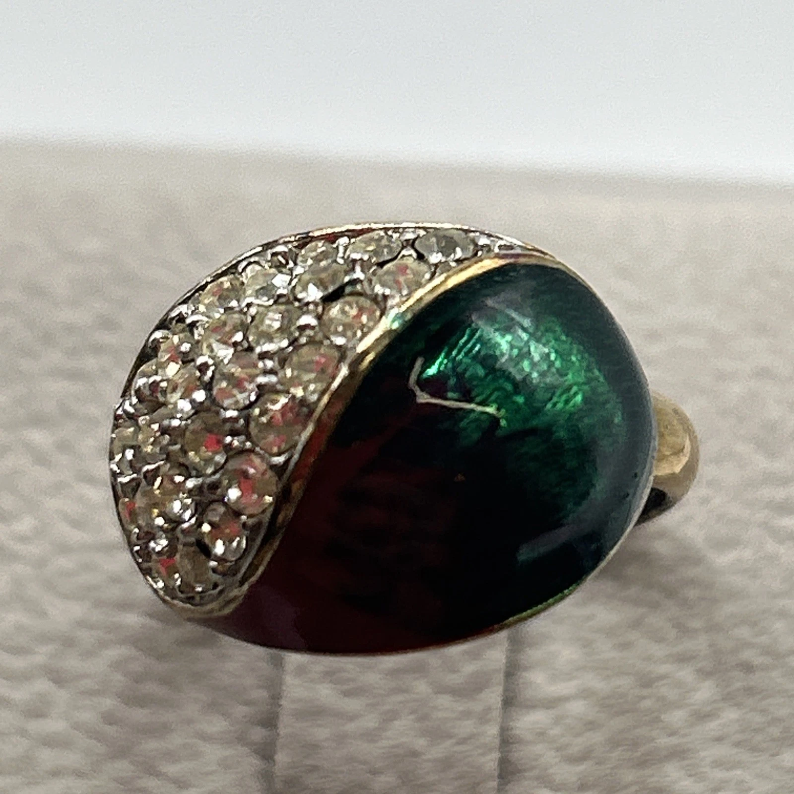 Bague vintage fantaisie  Doré Rouge et Vert Avec Strass Blanc . Taille 54