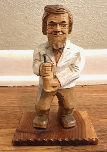 Estatuilla tallada en madera 1978 vintage E Kjellman farmacéutico masculino tallada a mano firmada - Imagen 1 de 7