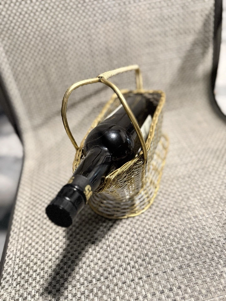 Soporte de cesta para botella de vino de alambre de latón tejido italiano vintage. Foto 2 de 4