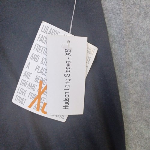 Camiseta LuLaRoe Hudson Unisex XS Manga Larga 'Cráneo y Huesos Cruzados' Negra Nueva con Etiquetas - Imagen 3 de 8