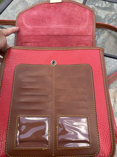 Bolso de montar Dooney and Bourke para todo clima de cuero rojo con asa superior tarjeta de viaje - Imagen 12 de 20