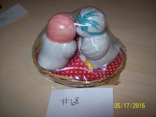 Vintage Pair of DUCKS in a Basket Salt & Pepper Shaker Set - Picture 2 of 3