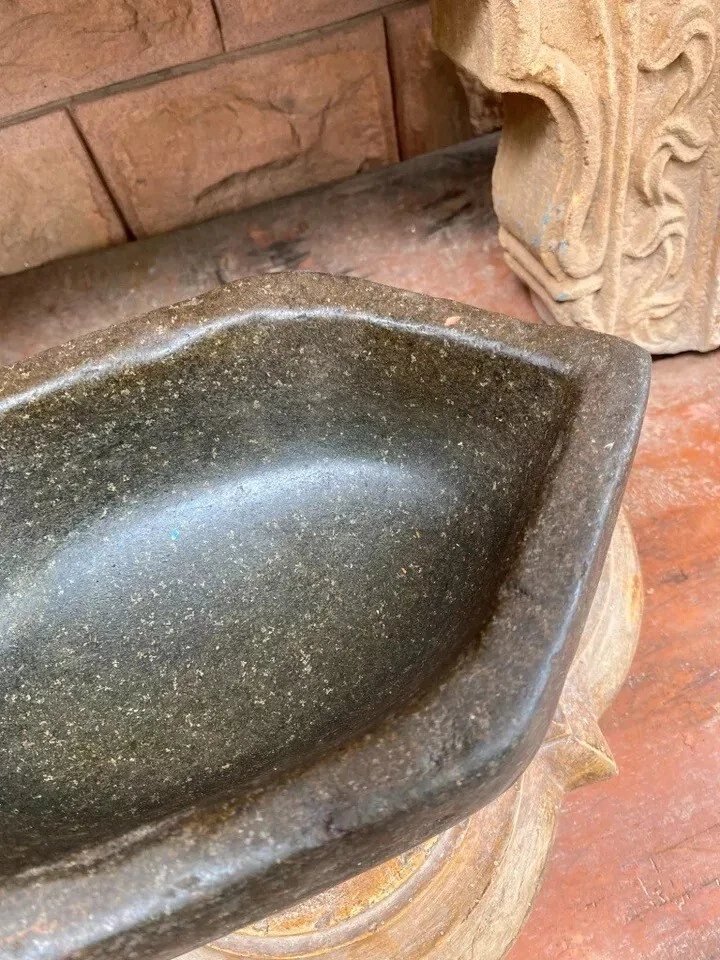 Antiguo mortero Kharal de piedra negra tallado a mano de 1850 Foto 3 de 4
