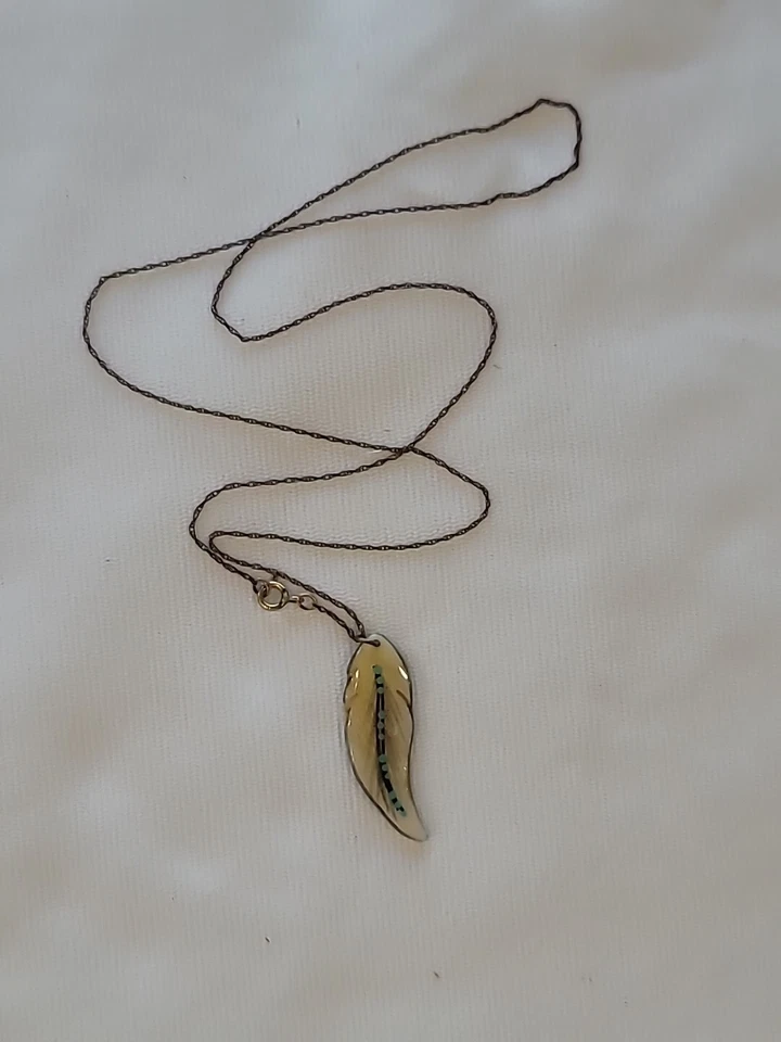 Cadena rellena de oro amarillo de 14k 1/20 con colgante de pluma esmaltada en hueso artesanal Foto 2 de 4