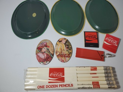 LOTTO 9 OGGETTI COCA-COLA vintage fiammiferi, matite, specchi, vassoi e portachiavi - Foto 12 di 12