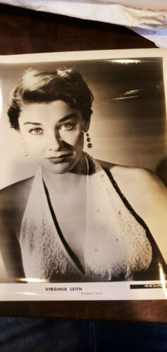1950'S VINTAGE GLAMOUR STUDIO PHOTO VIRGINIA LEITH BARETTA WHITE FEATHER BRAIN