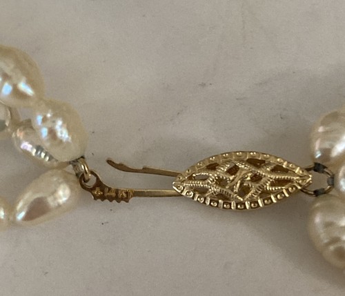 "Collar vintage de perlas de arroz de agua dulce de triple hilo con broche de oro amarillo de 14 k 31""" - Imagen 5 de 7