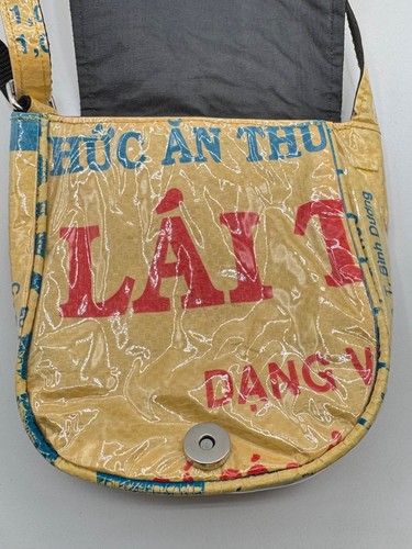 Recycelte Futtertasche Kunststoff Handtasche Fisch verstellbar Crossbody Kambodscha Upcycle Tasche - Bild 3 von 8