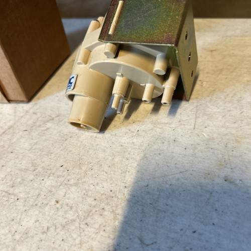 KMC Controls CSC-2007 Reset Volume Valve Controller  - Picture 5 of 6