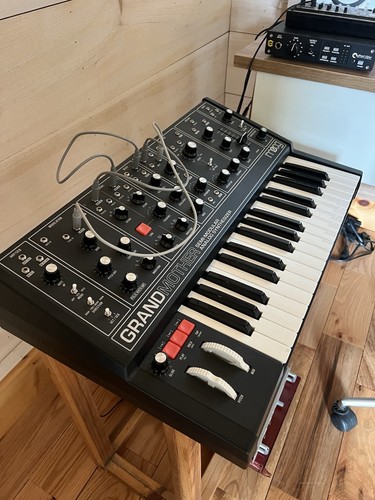 Sintetizador analógico semimodular Moog Grandmother 32 teclas versión oscura - Imagen 4 de 5