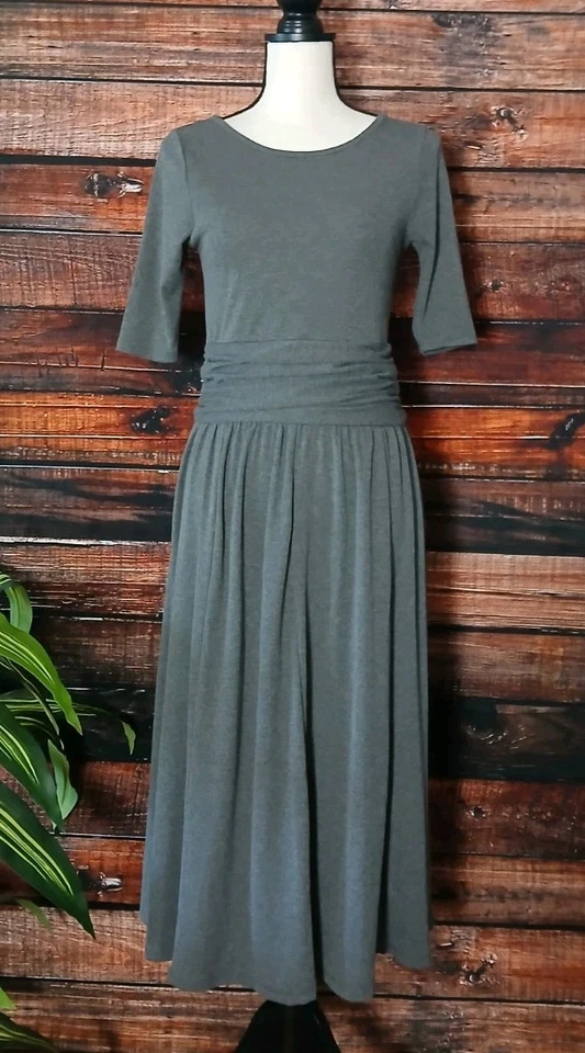 Vestido Dalia Midi Tamanho Pequeno Cinza Malha Cintura Batida Saia Completa Fit & Flare - Imagem 3 de 4